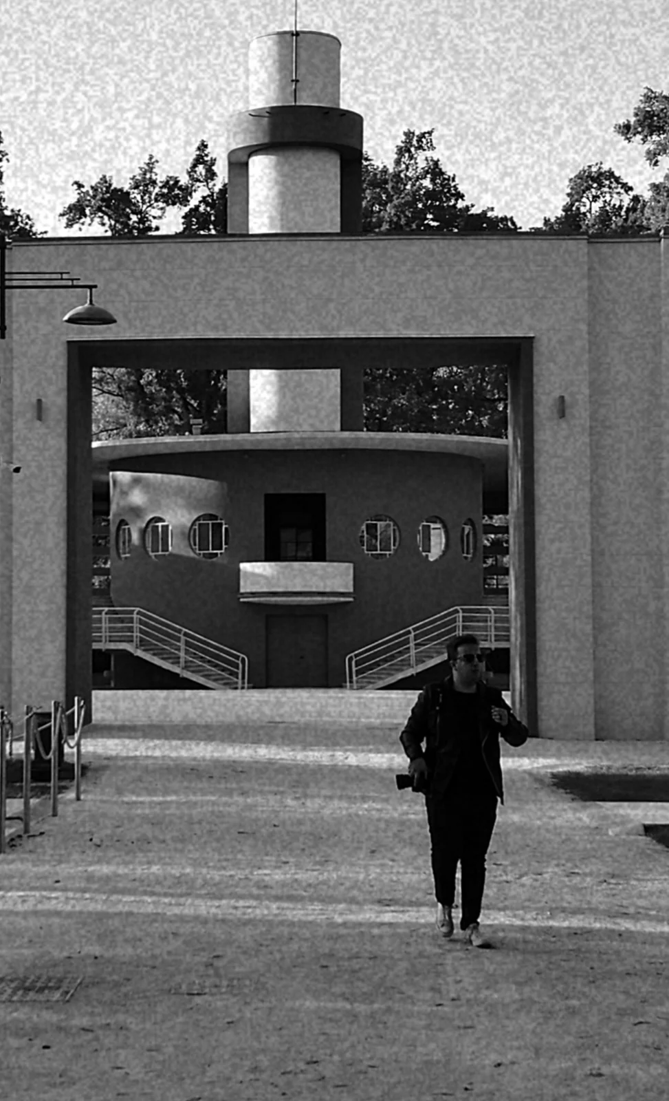 Fotografia street: una figura tra le geometrie dell’architettura